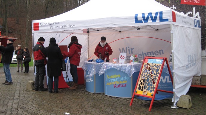Großes Zelt mit Menschen