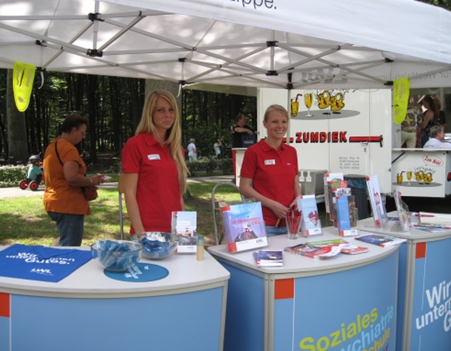 Bei strahlendem Sonnenschein auf dem Parkfest der LWL-Klinik in Gütersloh Bei strahlendem Sonnenschein auf dem Parkfest der LWL-Klinik in Gütersloh