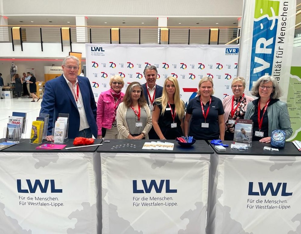 v. l. n. r.:
Jens Bennarend, Birgit Härtel, Maria Salinas, Carsten Koch, Elena Amtsberg, Andra Emmrich, Elvira Aulich, Anneli Hegerfeld-Reckert